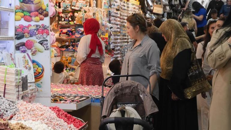 Bayram tatilinin son gününde Eminönü’nde alışveriş yoğunluğu