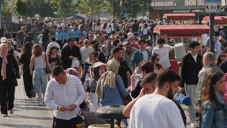 Bayram tatilinin son gününde Eminönü’nde alışveriş yoğunluğu