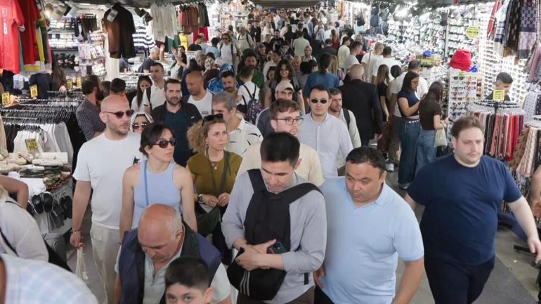 Bayram tatilinin son gününde Eminönü’nde alışveriş yoğunluğu