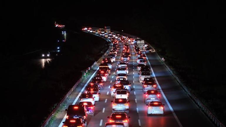 Anadolu Otoyolu Düzce geçişinde trafik durma noktasına geldi