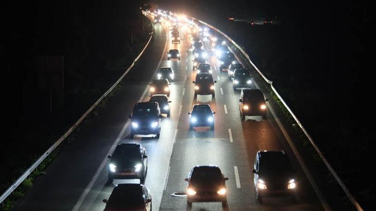 Anadolu Otoyolu Düzce geçişinde trafik durma noktasına geldi