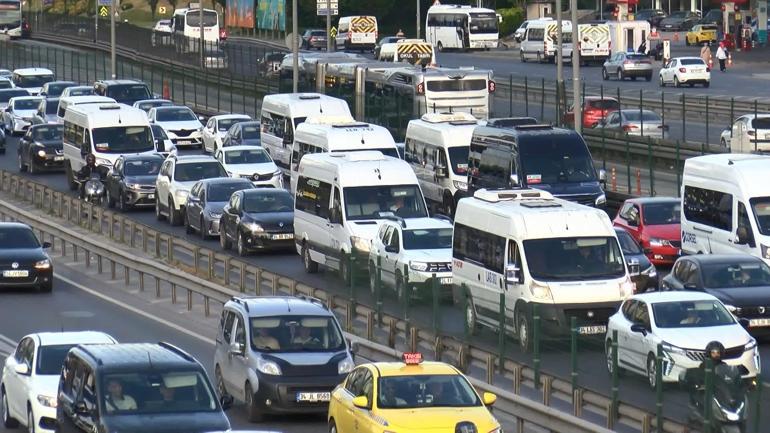 İstanbulda bayram tatili sonrası ilk iş gününde trafik yoğunluğu