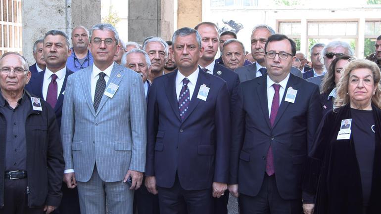 Özgür Özel: Olağanüstü kurultay için imza süreci başlatıldı