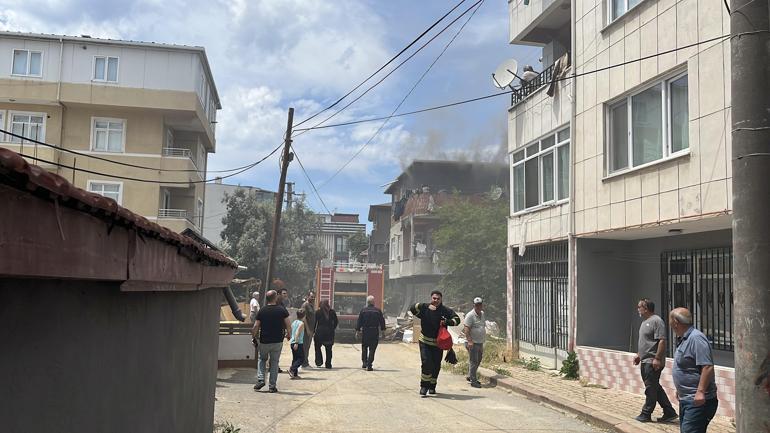 Boş binada yangın çıktı, bitişik evdeki anne ile kızı dumandan etkilendi