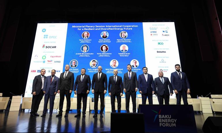 Bakan Bayraktardan Baküde enerji güvenliği vurgusu: Çeşitlendirme ve enterkoneksiyon bir arada yürütülmeli