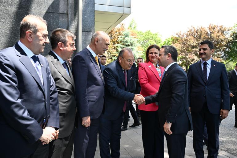 Bakan Gürlek, HSK üyeleri, birim amirleri ve bakanlık personeliyle bayramlaştı