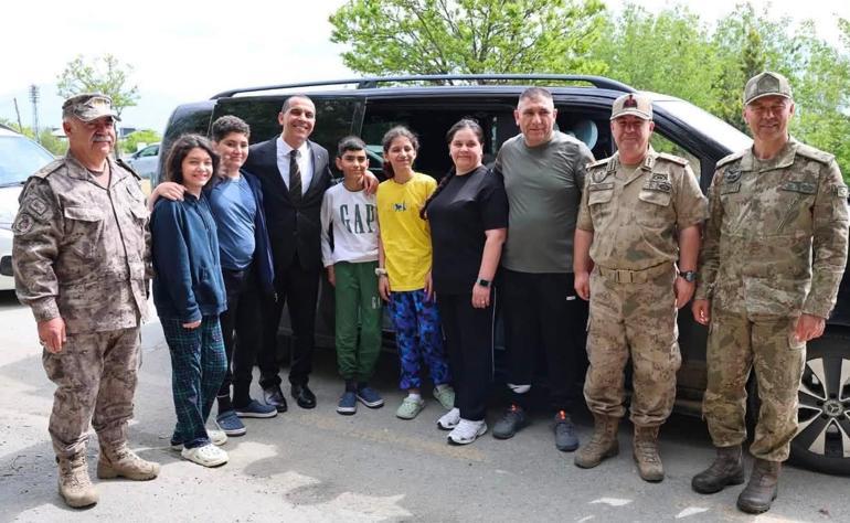 Vali Taşolar, trafik uygulamasında tanıştığı dördüzlerle sohbet etti