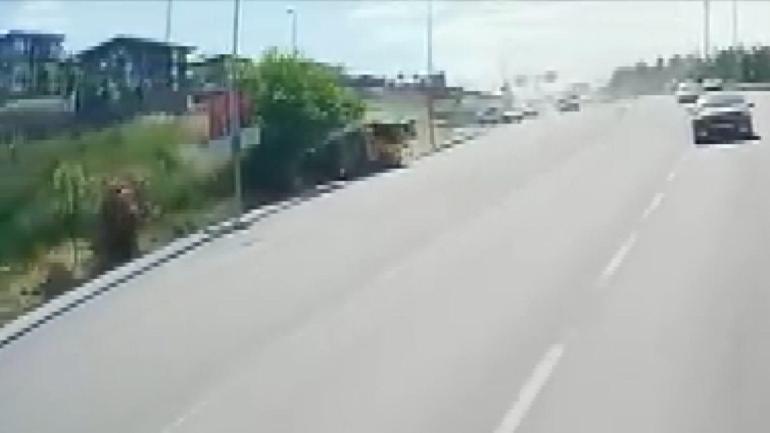 Küçükçekmecede iş makinesi taşıyan çekici devrildi; şoförün öldüğü kaza kamerada