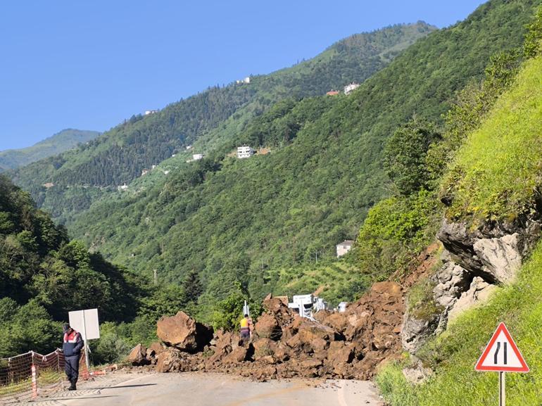 Trabzon-Bayburt kara yolu heyelan nedeniyle ulaşıma kapandı