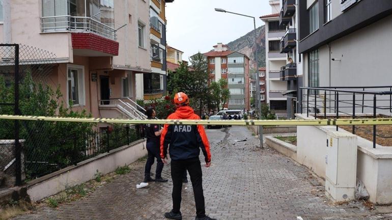 5 katlı apartmanın çatısına yıldırım düştü