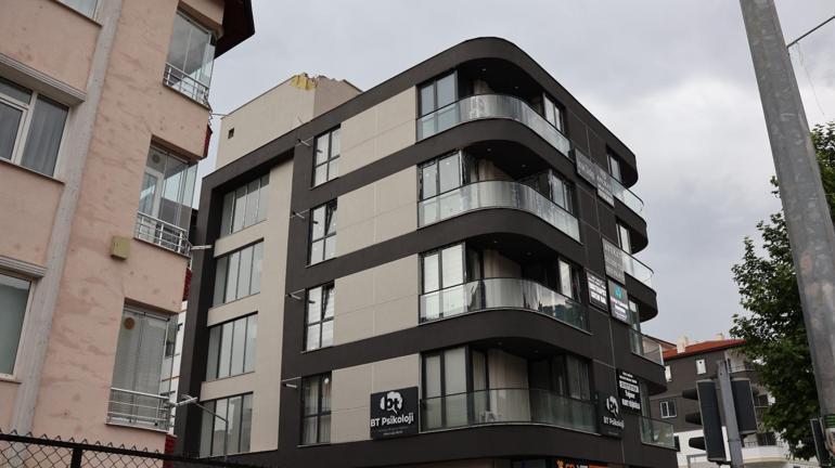 5 katlı apartmanın çatısına yıldırım düştü
