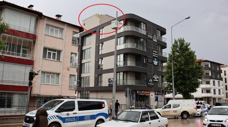 5 katlı apartmanın çatısına yıldırım düştü