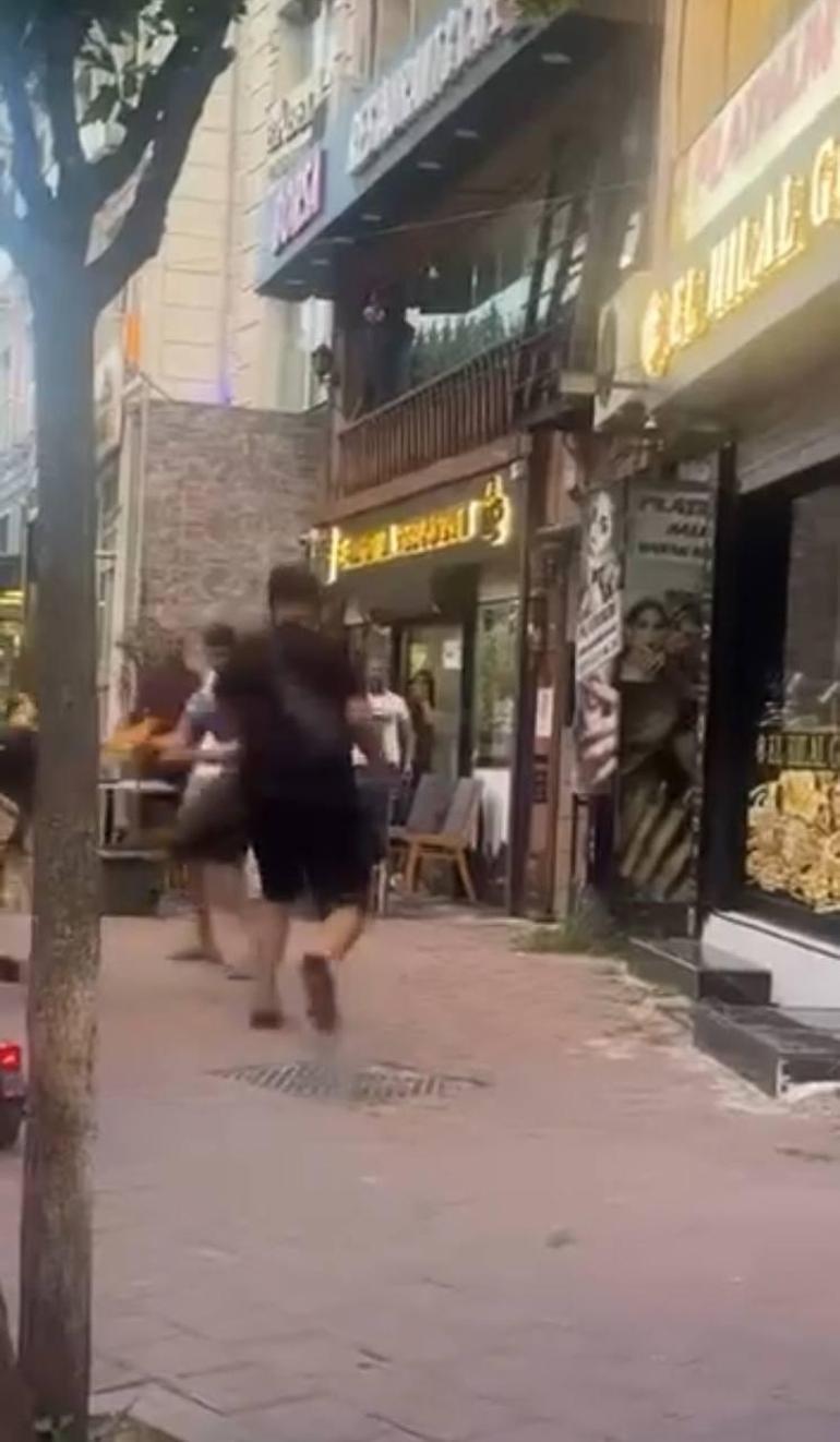 Fatih’te yabancı uyruklu kişilerin bıçaklı kavgası kamerada