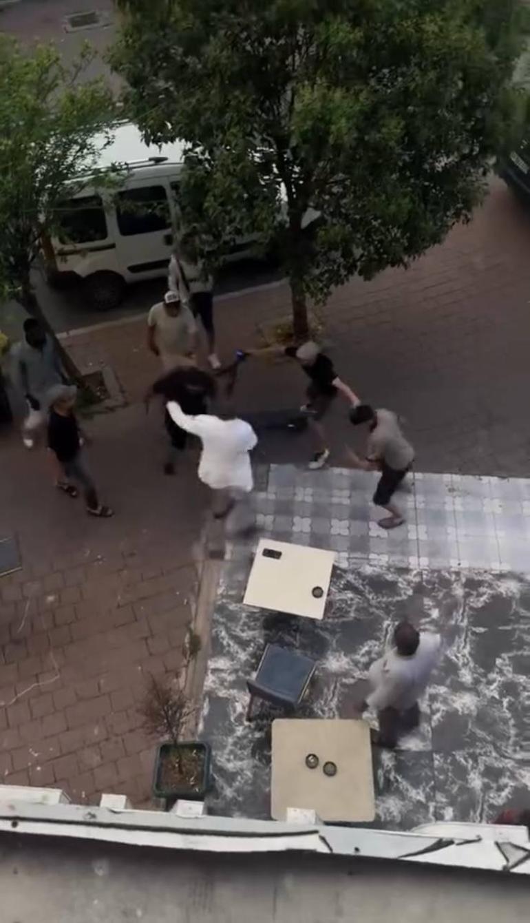 Fatih’te yabancı uyruklu kişilerin bıçaklı kavgası kamerada