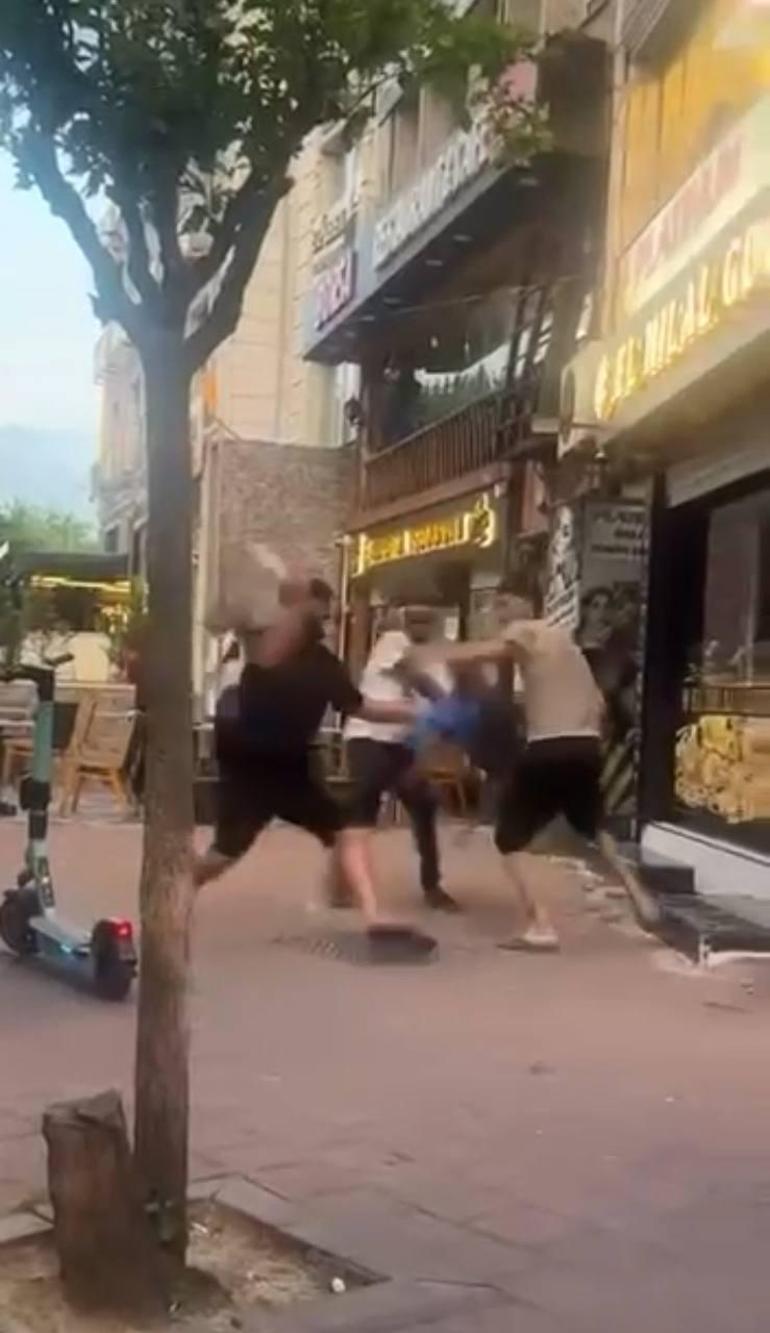 Fatih’te yabancı uyruklu kişilerin bıçaklı kavgası kamerada