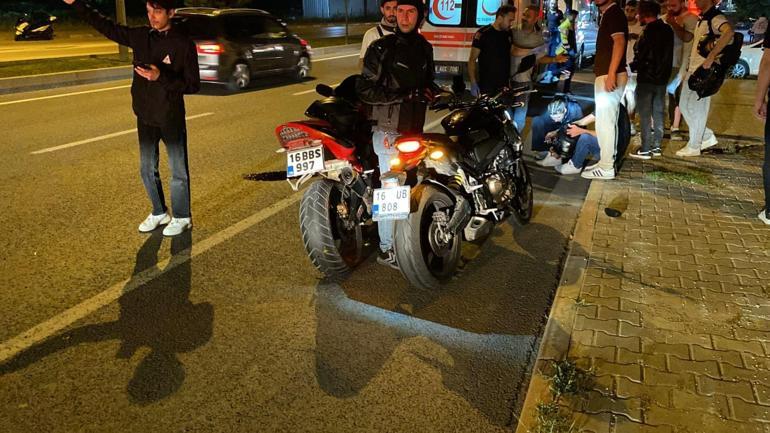 Kontrolden çıkan motosiklet, emniyet şeridindeki 2 motosiklete çarptı; 3 yaralı