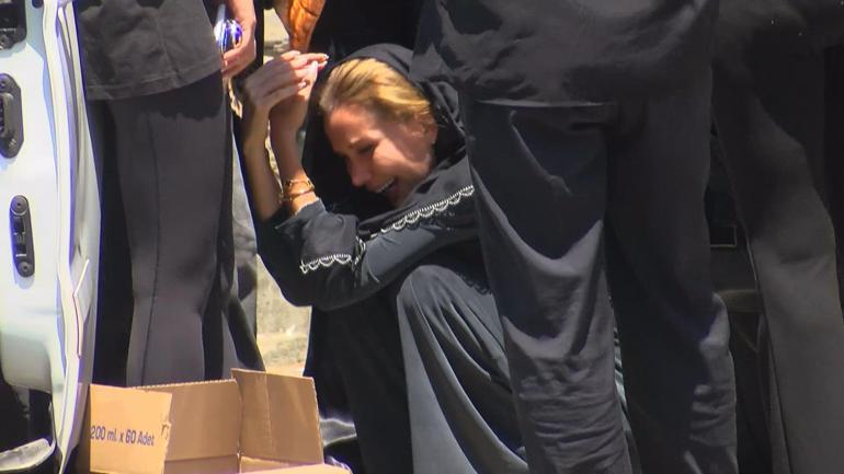 İzmirde öldürülen Polat ailesinin koruması için cenaze töreni: Dilan Polat ayakta durmakta güçlük çekti