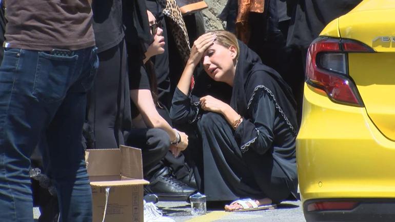 İzmirde öldürülen Polat ailesinin koruması için cenaze töreni: Dilan Polat ayakta durmakta güçlük çekti
