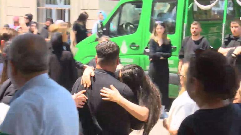 İzmirde öldürülen Polat ailesinin koruması için cenaze töreni: Dilan Polat ayakta durmakta güçlük çekti