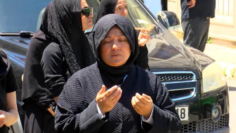 İzmirde öldürülen Polat ailesinin koruması için cenaze töreni: Dilan Polat ayakta durmakta güçlük çekti