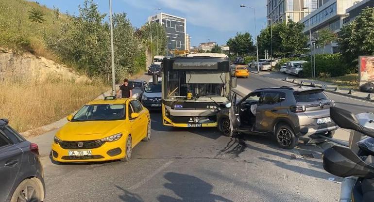 Küçükçekmecede motosikletliye çarpmamak için manevra yapan otomobil İETT otobüsüne çarptı