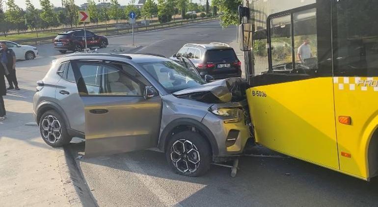 Küçükçekmecede motosikletliye çarpmamak için manevra yapan otomobil İETT otobüsüne çarptı