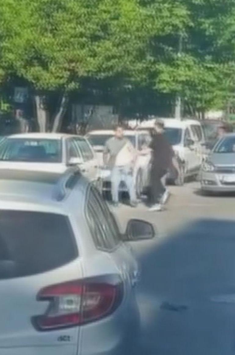Sultangazide trafik kazasının ardından çıkan bıçaklı kavga kamerada: 1 ölü, 2 yaralı
