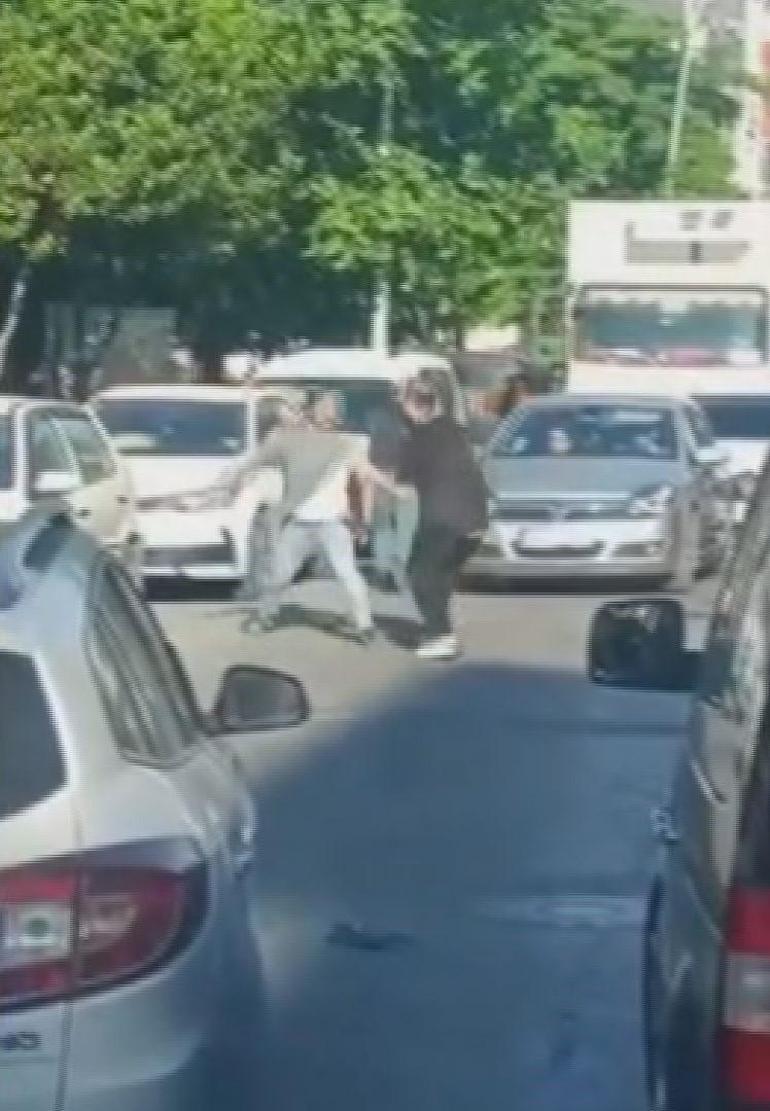 Sultangazide trafik kazasının ardından çıkan bıçaklı kavga kamerada: 1 ölü, 2 yaralı
