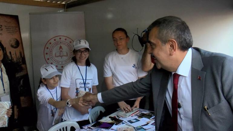 Bakan Tekin Rami Kütüphanesinde açılan Geleceğin Yazarları fuarında öğrencilerle biraraya geldi