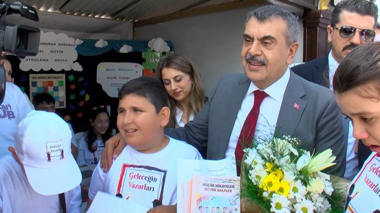Bakan Tekin Rami Kütüphanesinde açılan Geleceğin Yazarları fuarında öğrencilerle biraraya geldi