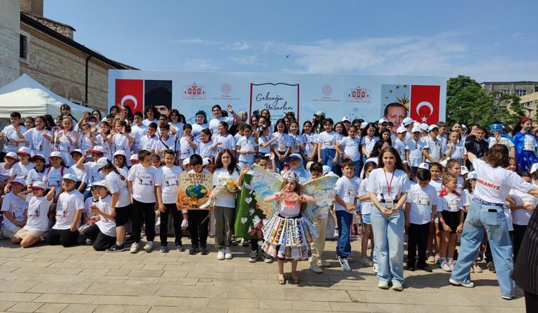 Bakan Tekin Rami Kütüphanesinde açılan Geleceğin Yazarları fuarında öğrencilerle biraraya geldi