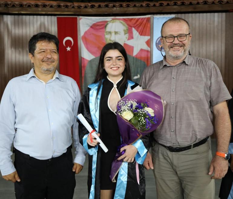 60 kişilik bölümünün tek kadın öğrencisi Baharın mezuniyet sevinci