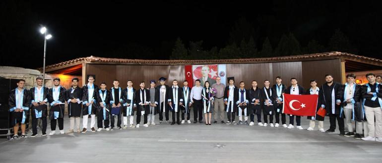 60 kişilik bölümünün tek kadın öğrencisi Baharın mezuniyet sevinci