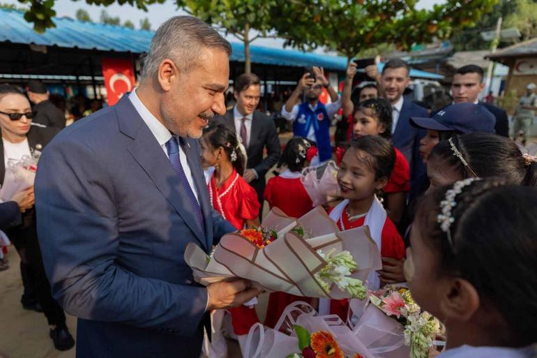 Dışişleri Bakanı Fidan, Bangladeşte mülteci kamplarını ziyaret etti