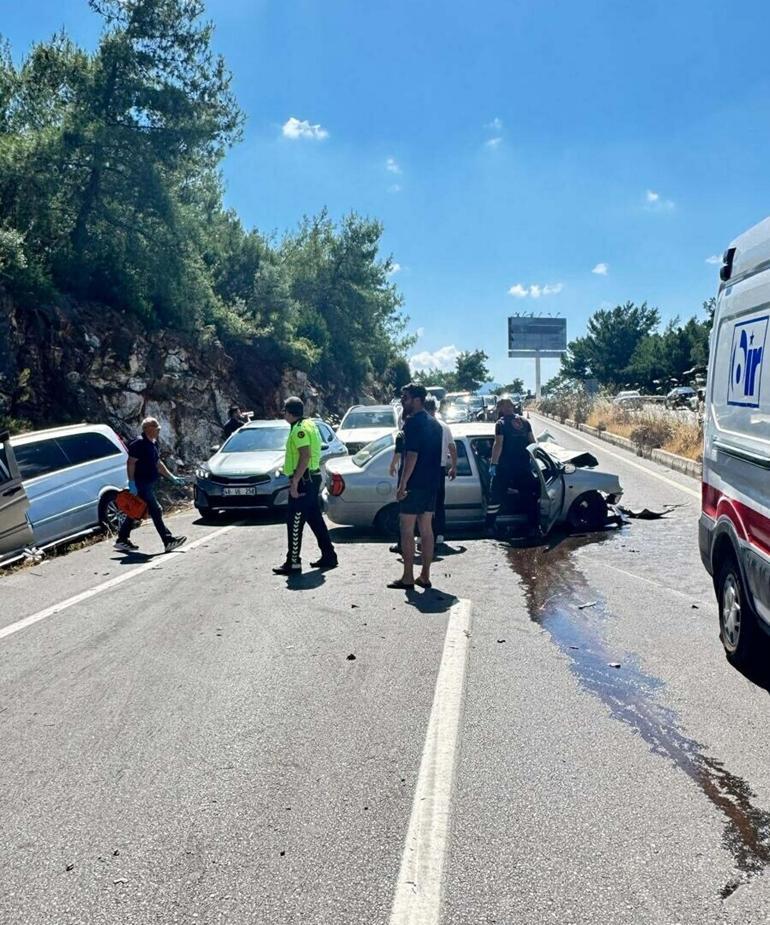 Bodrum’da otomobil ile minibüs çarpıştı: 6 yaralı