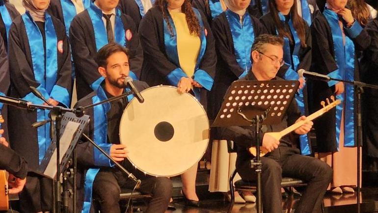 Üniversiteden dereceyle mezun olup, veda konserinde sahne aldı