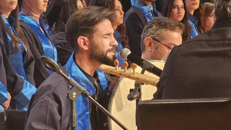 Üniversiteden dereceyle mezun olup, veda konserinde sahne aldı