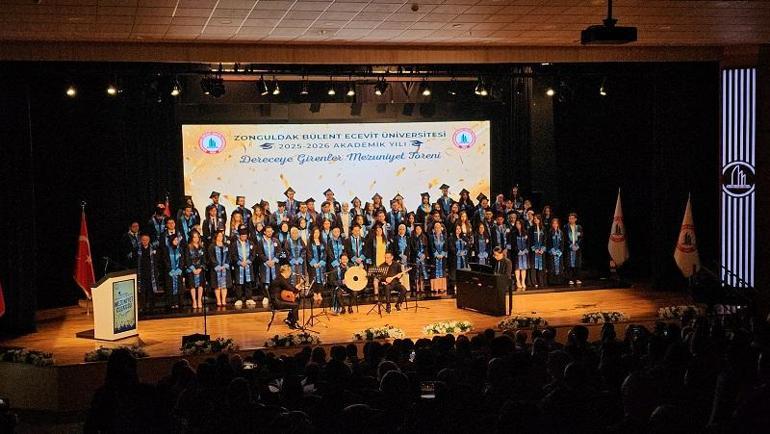 Üniversiteden dereceyle mezun olup, veda konserinde sahne aldı