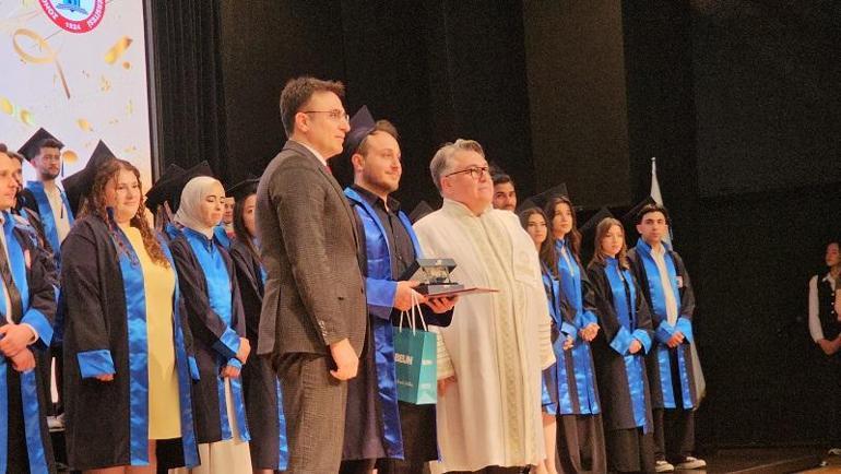 Üniversiteden dereceyle mezun olup, veda konserinde sahne aldı