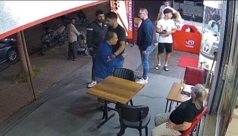 Esenyurtta kadın esnafa bıçak çekti, ayağı takılıp yere düştü: O anlar kamerada