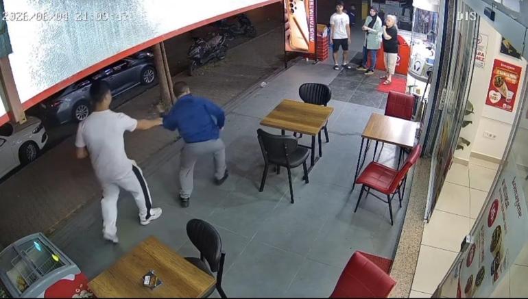 Esenyurtta kadın esnafa bıçak çekti, ayağı takılıp yere düştü: O anlar kamerada