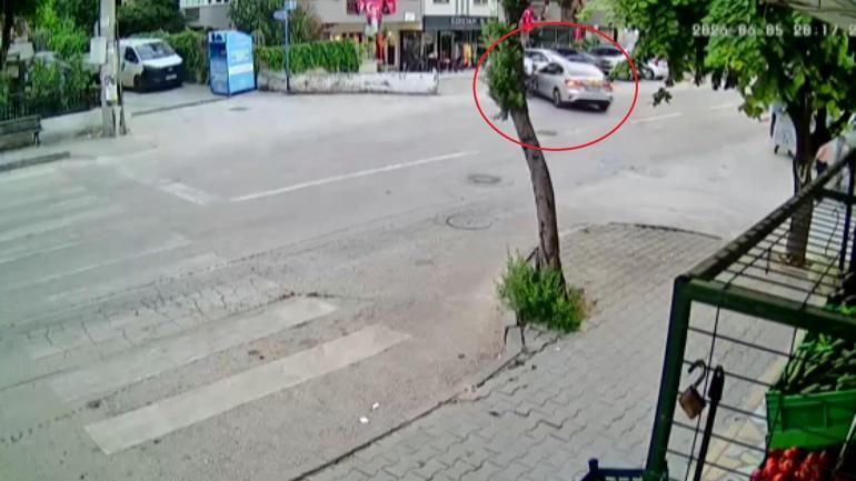 Motosiklet ile otomobilin çarpıştığı kaza kamerada; 2 yaralı