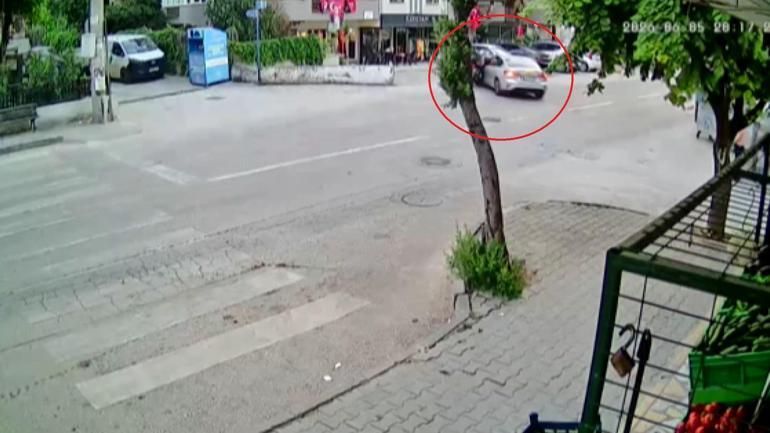 Motosiklet ile otomobilin çarpıştığı kaza kamerada; 2 yaralı