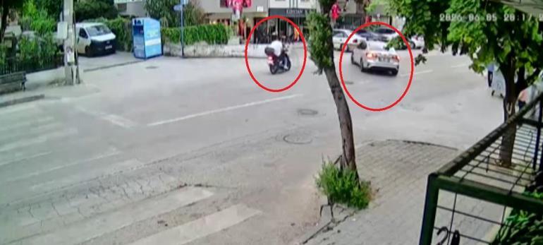 Motosiklet ile otomobilin çarpıştığı kaza kamerada; 2 yaralı