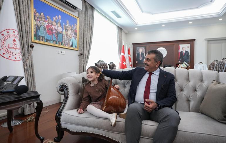 Müzik tutkunu görme engelli Nil, Bakan Tekini ziyaret etti