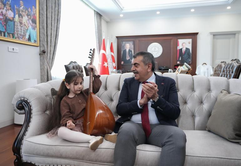 Müzik tutkunu görme engelli Nil, Bakan Tekini ziyaret etti
