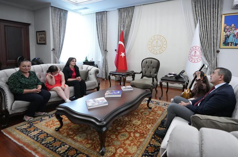 Müzik tutkunu görme engelli Nil, Bakan Tekini ziyaret etti