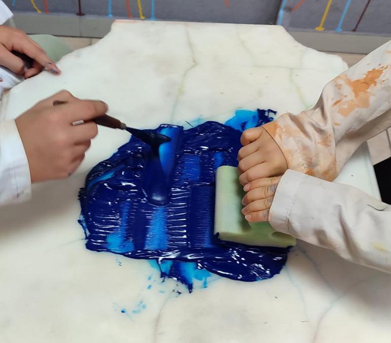 Atık yağları boyaya dönüştürüp, yaptıkları tabloları sergilediler