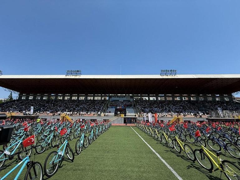 Gençlik ve Spor Bakanı Bak, Bahçelievlerdeki bisiklet dağıtım törenine katıldı