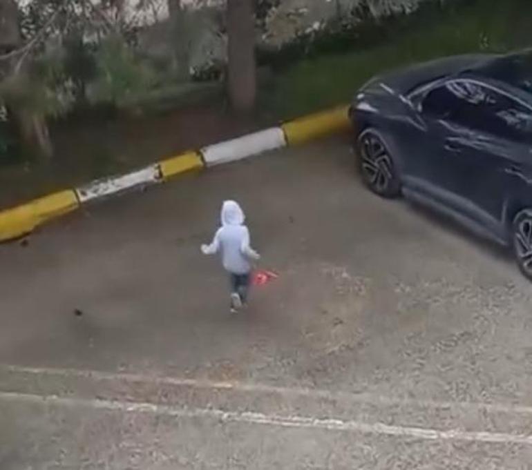 5 yaşındaki Miraç, evden çıkıp yere düşen Türk bayrağını aldı; on anlar kamerada